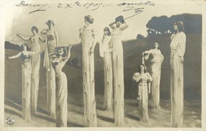 穿高跷的女人打扮成芦笋（黑白照片） 作者 德国摄影师