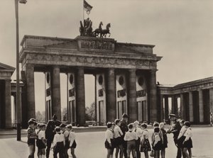 Yong pioneers come to the Brandenburg Gate, the landmark of Berlin, to see their friends, the frontier guards (b/w photo) 作者 德国摄影师