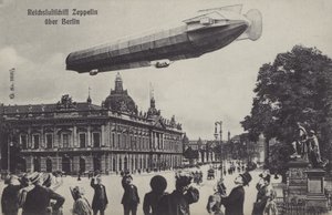 Zeppelin airship flying over Berlin (b/w photo) 作者 德国摄影师