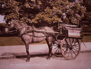 一辆爱尔兰狩猎车，约1910年（手绘黑白照片）。 作者 爱尔兰摄影师