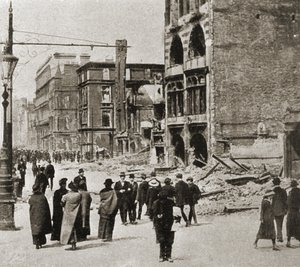复活节起义后的都柏林，1916年4月（黑白照片）。