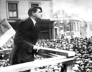 爱尔兰政治家迈克尔-柯林斯1922年3月在斯基布雷恩委员会演讲时的最后一张照片（黑白照片）。