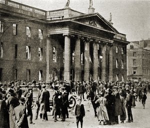 爱尔兰都柏林奥康奈尔街的邮政总局和复活节起义，1916年4月（黑白照片）。