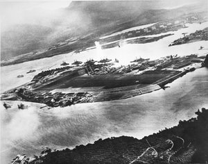 1941 年 12 月 7 日珍珠港福特岛和战列舰的鸟瞰图（黑白照片） 作者 摄影师 日本人