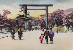 日本，约1912年。巨大的青铜鸟居是为国难中死去的士兵建造的招魂神社，东京（照片）。 作者 摄影师 日本人