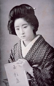 日本女孩，约1910年（黑白照片）。