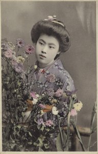手捧鲜花的日本女孩（彩色照片） 作者 摄影师 日本人