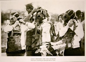 东京的日本女学生准备进行反毒气空袭演习