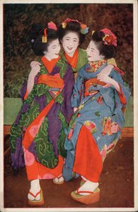 三位穿着传统服装的年轻日本妇女（照片