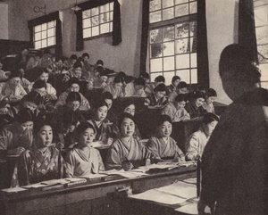 东京女子大学最后一年的年轻日本女性（黑白照片）