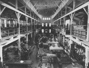 新的机器商店内部看法在Hagley围场，1905年