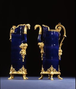 两壶，约1767年（青铜饰面瓷） 作者 皮埃尔·古蒂埃