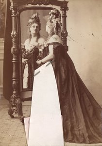 [卡斯蒂格利翁伯爵夫人]，1895年。 作者 皮埃尔·路易斯·皮尔森
