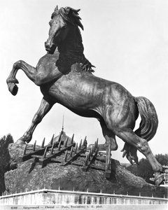 1878年（1878年）为世界博览会建造的第一座特罗卡德罗宫前的耙马（青铜）