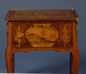勃艮第la过渡表，细节（ormolu安装的郁金香木和镶嵌）（另请参阅463012、463013和463014） 作者 Pierre Roussel
