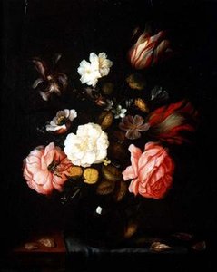 玻璃花瓶里的花放在铺满窗帘的桌子上 作者 彼得·范德文纳
