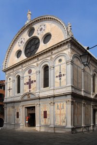 2007年皮耶罗-隆巴多父子在威尼斯（Venezia）拍摄的圣玛丽亚教堂（Santa Maria dei Miracoli）景观。 作者 Pietro Tullio 和 Antonio I Lombardo