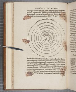 第9页背面，"De revolutionibus orbium caelestium"，尼古拉斯-哥白尼的作品（雕刻版）。 作者 波兰学校