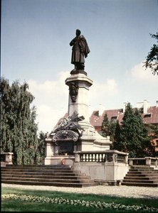 亚当密茨凯维奇（1798-1855）的雕像建于1898年 作者 波兰学校