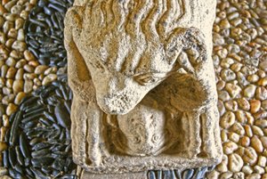 狮子吃人，D. Afonso Pires 的石棺底座，前葡萄牙拉梅戈波尔图主教，约 1372 年（石头） 作者 葡萄牙语学校