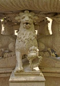 喷泉底部的神话有角狮子亚特兰蒂斯，Quinta da Regalia；辛特拉；葡萄牙约 1915 年（石头） 作者 葡萄牙语学校