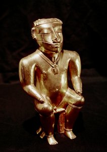 Precolombian 艺术，Quimbaya 文明（哥伦比亚）：坐在黄金中的人雕像，公元 400-1400 年 - 波哥大，Museo de Oro，哥伦比亚 - 前哥伦比亚艺术，Quimbaya 文明（哥伦比亚），拟人图：坐着的人 - 金色雕塑，400 -1400 年 - 米