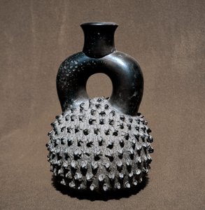 前哥伦比亚艺术，杯形文明：甲虫和石榴形状的花瓶。 公元前 300 年至公元 100 年。 利马，秘鲁国家人类学和考古博物馆 作者 前哥伦比亚前哥伦比亚