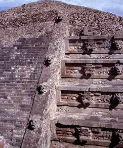 前哥伦比亚文明：特奥蒂瓦坎遗址（公元前 300 年至公元 600 年）：羽蛇神殿或羽蛇神殿。 墨西哥 作者 前哥伦比亚前哥伦比亚