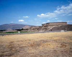 前哥伦比亚文明：特奥蒂瓦坎遗址（公元前300年-公元600年）的景观：太阳神庙（或金字塔）。墨西哥 作者 前哥伦比亚前哥伦比亚