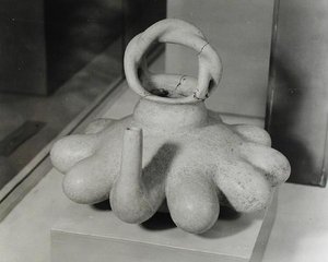 花瓶以十种乳头形式装饰，休斯德坎，约1000-1250年（兵马俑）（黑白照片） 作者 前哥伦比亚前哥伦比亚