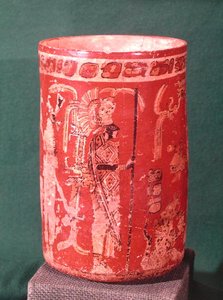 描绘仪式场景的花瓶，Tepeu 1时期，来自Uaxuctun，600-950（多色石）（另见201515）。 作者 前哥伦比亚前哥伦比亚