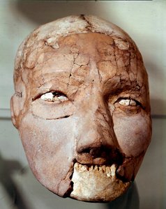 新石器时代艺术：可追溯到石器时代（公元前 6000-4000 年）的人类头骨。 来自约旦安曼考古博物馆杰里科 作者 史前史前