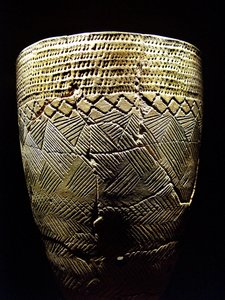 带有“梳齿”装饰的陶器，约公元前 8000 年新石器时代，韩国岩寺洞。 摄影，首尔国立博物馆，大韩民国 作者 史前史前