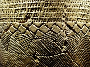 带有 "梳齿 "装饰的陶器，约为公元前8000年的新石器时代，韩国阿姆沙洞。摄影，大韩民国首尔国家博物馆 作者 史前史前