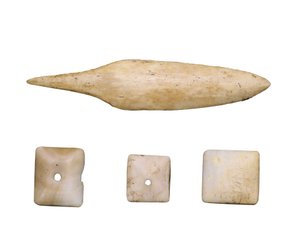 Prehistoire (Neolitique)：箭头尖端和骨骼按钮。 从 Cueva Toralla（莱里达） 作者 史前史前
