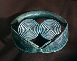 史前：哈兰德的金属颈饰，饰有螺旋纹。瑞典国家古物博物馆，斯德哥尔摩 瑞典 作者 史前史前