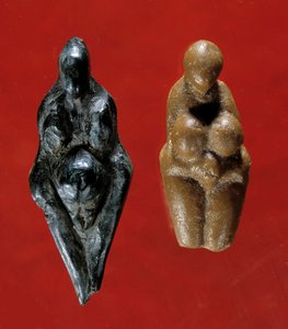 史前艺术：金星小雕像，位于滑石左侧的那尊称为Losange，来自公元前25000年的Baousse-Rousse洞穴遗址。 同一时期右边的那个来自La Barma Grande。 圣日耳曼昂莱，纳博物馆 作者 史前史前