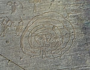 史前史，卡蒙尼文明，岩画：代表战士的盾牌和剑武器以及迷宫的坟墓。 介于新石器时代和青铜时代之间。 罗氏。 35 Capo di Ponte, Parco nazionale delle incisioni rupestri di Naqu 作者 史前史前