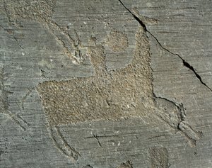 史前史、卡蒙尼文明、岩石艺术：墓碑描绘了一位手持盾牌骑马的战士。 介于新石器时代和青铜时代之间。 Capo di Ponte, Naquane Rock Carvings National Park, Valcamonica, Val Camonica, 意大利 作者 史前史前