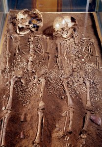 史前。两个孩子的骸骨。公元前30000-25000年。出自格里马尔迪洞窟。圣日耳曼-恩拉耶，国家考古博物馆 作者 史前史前
