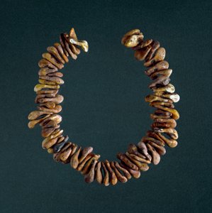 史前史，石器时代：威尼托 Polesine 洞穴中的骨头项链。 罗马，路易吉·皮戈里尼国家史前民族博物馆 作者 史前史前
