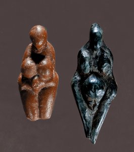 史前史：“Venus de Grimaldi””旧石器时代晚期的黄色和绿色滑石美琳女神雕像。 暗淡。 6 cm Saint Germain en Laye，古物博物馆