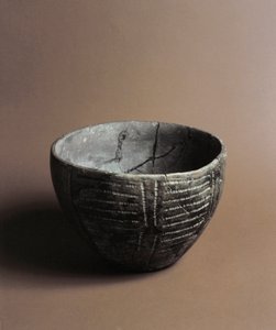史前：来自坎迪德（利古里亚）Caverna Delle Arene的刻有新石器时代装饰的陶瓷花瓶。佩格利，帕拉维契尼别墅博物馆 作者 史前史前