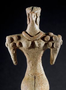 史前史：土库曼斯坦中部（Kara-Depe 地区）方肩妇女的粘土雕像。 公元前 4000-3700 年。 石器时代，铜器时代。 太阳。 18 cm 莫斯科，俄罗斯科学院考古研究所，俄罗斯 作者 史前史前
