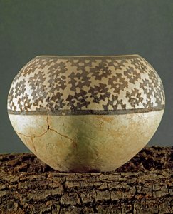 史前：来自Gheoksjur（南土库曼斯坦）遗址的带有Anau类型几何装饰的粘土花瓶。公元前4000-3500年新石器时代，铜器时代。俄罗斯，圣彼得堡，冬宫博物馆 作者 史前史前