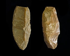 史前：可追溯到Chalcolithic时期的燧石直发器或刮刀。来自翁布里亚（意大利）。佩鲁贾，翁布里亚国家考古博物馆 作者 史前史前