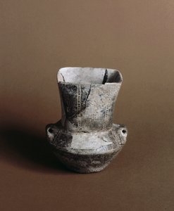史前史：方形开口花瓶，上面有来自 Candide（利古里亚）的 Caverna Delle Arene 的新石器时代涂鸦。 Pegli，帕拉维奇尼别墅博物馆 作者 史前史前