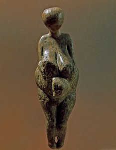 史前史：来自科斯坚基（沃罗涅日州）遗址的格拉维特妇女雕像。 30000-25000 BC 旧石器时代晚期，石器时代。 圣彼得堡，彼得大帝人类学和民族志博物馆，俄罗斯 作者 史前史前
