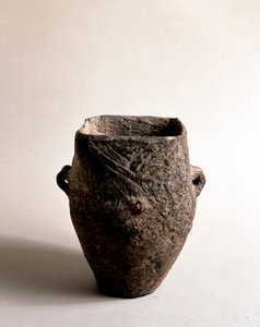 史前：坎迪德（Liguria）Caverna Delle Arene出土的新石器时代的方形开口陶罐。佩格利，帕拉维契尼别墅博物馆 作者 史前史前