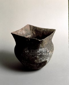 史前史：新石器时代方形开口的赤土陶瓶，出自 Candide（利古里亚）的 Caverna Delle Arene。 Pegli, Museo Villa Pallavicini 作者 史前史前